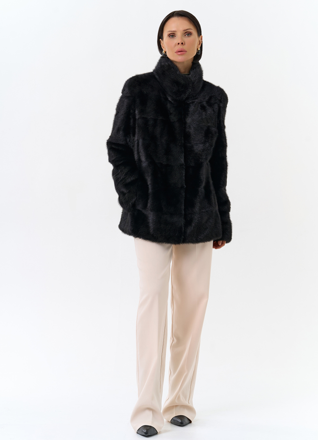 Укороченная норковая шуба с воротником стойкой черного цвета  модель № 25395 в кредит
