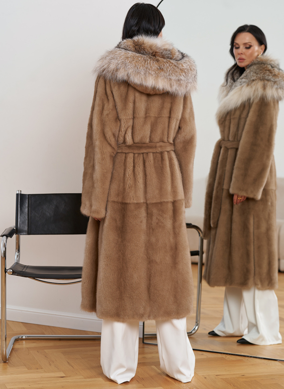 Женская шуба из меха норки с капюшоном из меха рыси