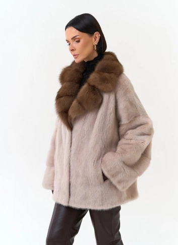 Женская шуба из меха норки с воротником из меха куницы  фото