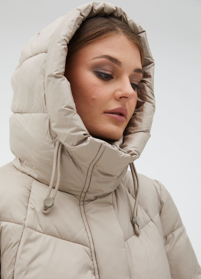 Женский пуховик бежевого цвета с капюшоном модель № 31116 универмаг малина