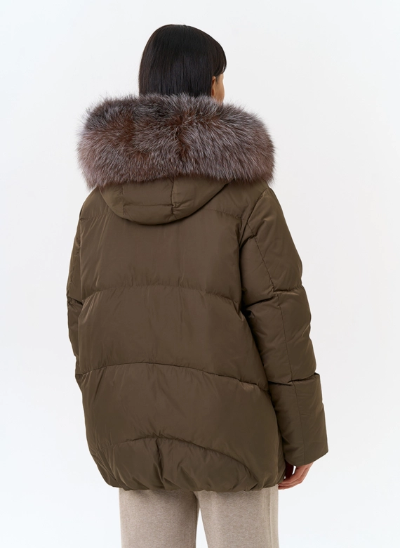 Женский пуховик с отделкой из меха блюфрост