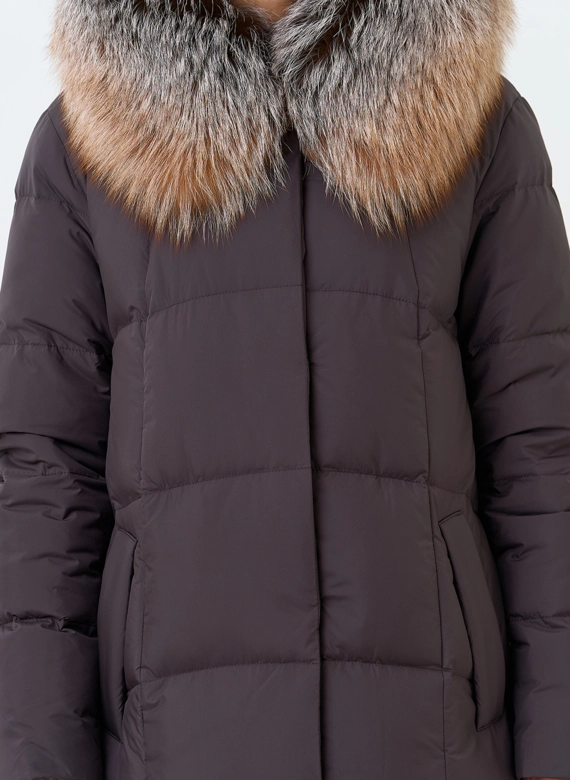 Женский пуховик с мехом блюфрост на капюшоне фото
