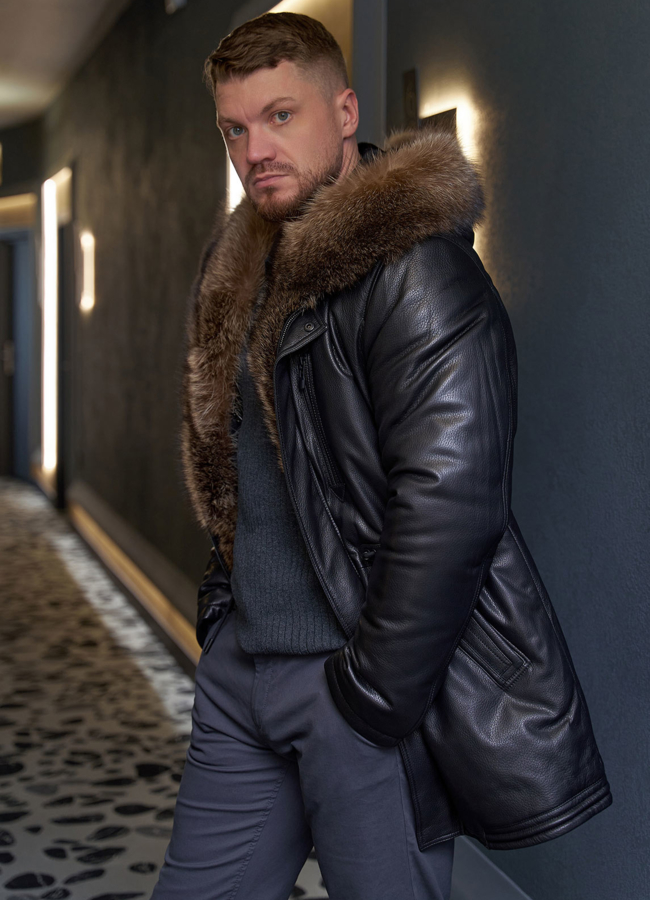 фото Пуховик из натуральной кожи с мехом енота модель № 25456