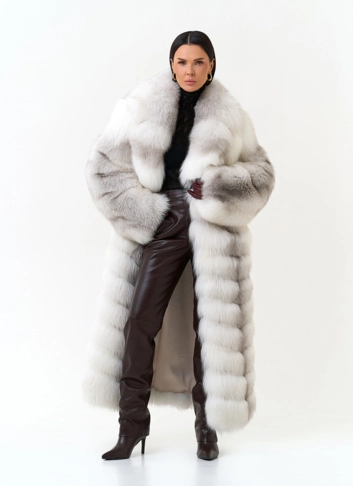 Длинная шуба из лисы с английским воротником белого цвета фото
